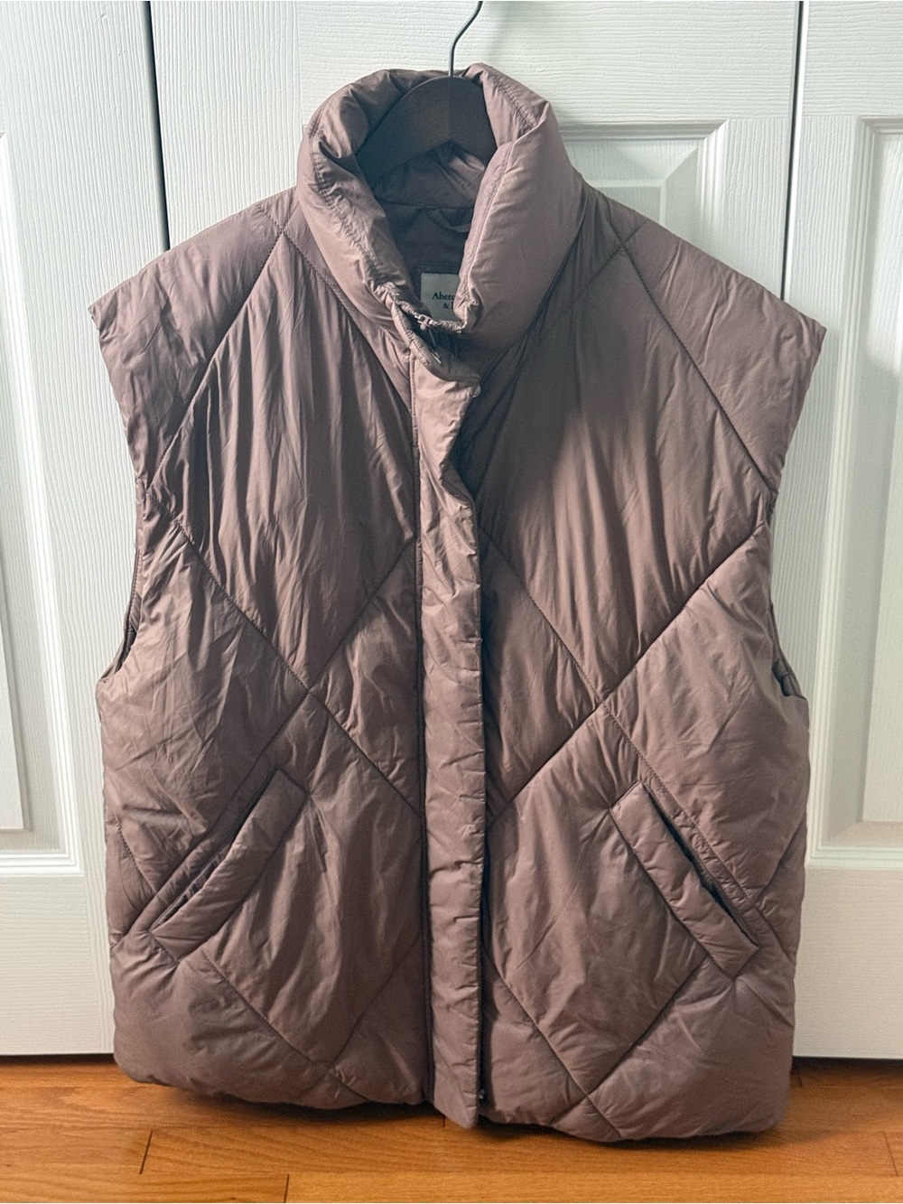 Abercrombie & Fitch Oversized Diamond Puffer Vest in Taupe - Picture 2 of 4